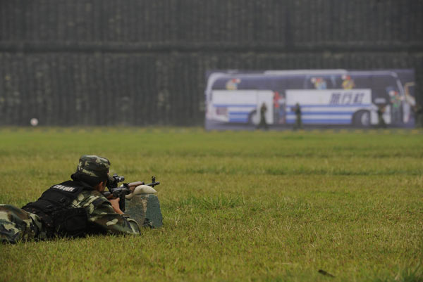 A sniper is in position during an anti-terrorism drill set in the same condition as the hostage tragedy in the Philippines, in Chengdu, Southwest China&apos;s Sichuan province, Sept 15, 2010. [Photo/Xinhua]