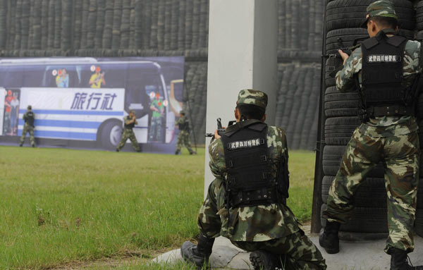Armed police take part in an anti-terrorism drill set in the same condition as the hostage tragedy in the Philippines, in Chengdu, Southwest China&apos;s Sichuan province, Sept 15, 2010. [Xinhua]