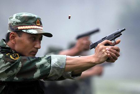 Armed police take part in an anti-terrorism drill in Chengdu, Southwest China&apos;s Sichuan province, Sept 15, 2010. [Tianfu Morning Post]