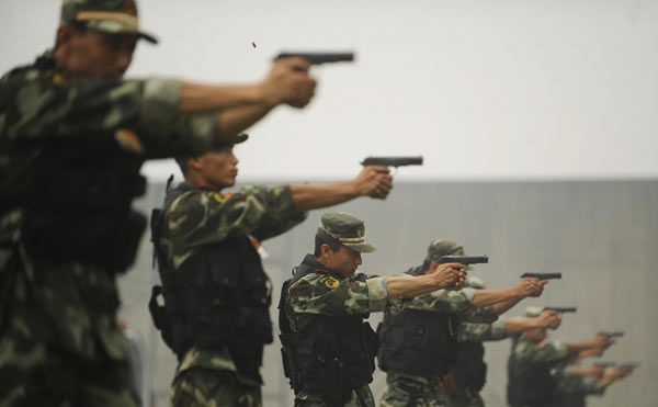 Armed police take part in an anti-terrorism drill in Chengdu, Southwest China&apos;s Sichuan province, Sept 15, 2010. [Tianfu Morning Post]