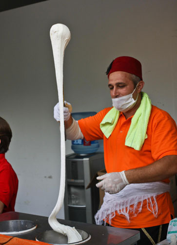 A staff member demonstrates how to make Turkish ice cream, which can be extended as long as 4 meters at the Turkey Pavilion at the Shanghai Expo on Thursday. [Xinhua] 