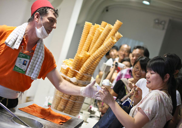 The girl is surprised by a little trick played by the staff of the Turkey Pavilion at the Shanghai Expo on Thursday, but most customers enjoyed this trick. [Xinhua]