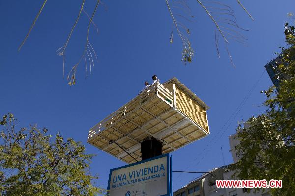 Photo taken on Sept. 15, 2010 shows the &apos;castle in the air&apos; built by a non-governmental organization in Buenos Aires, Argentina. Four volunteers will live in the house for a week to raise money for poor families. [Xinhua] 