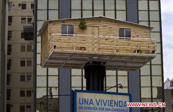 Photo taken on Sept. 15, 2010 shows the &apos;castle in the air&apos; built by a non-governmental organization in Buenos Aires, Argentina. Four volunteers will live in the house for a week to raise money for poor families. [Xinhua] 