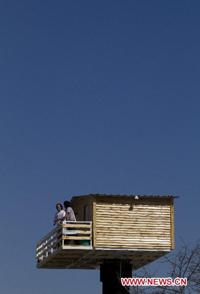 Photo taken on Sept. 15, 2010 shows the &apos;castle in the air&apos; built by a non-governmental organization in Buenos Aires, Argentina. [Xinhua] 