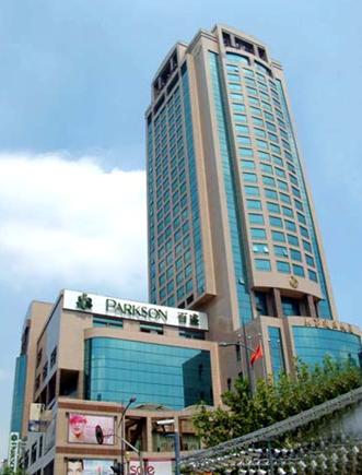 Qingdao Parkson is located in the central business district, close to the major shopping and financial center, with a total area of 120,000 square meters.