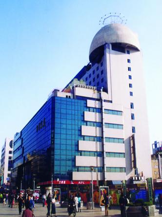 Liqun Department Store locates on the Taidong Commercial Pedestrian Street, covering an area of 26,000 square meters. 