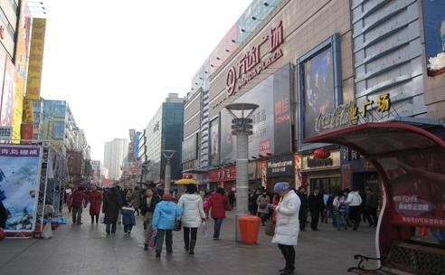 Taidong Pedestrian Street, starting from Yan'an Sanlu Road to Weihai Road, has a comfortable shopping environment and rich modern atmosphere so it enjoys great popularity.