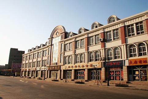 Qingdao Cultural Product Shopping Street starts from Lijin Road in the east to Huayang Road in the west, and is 1,550 meters long. 