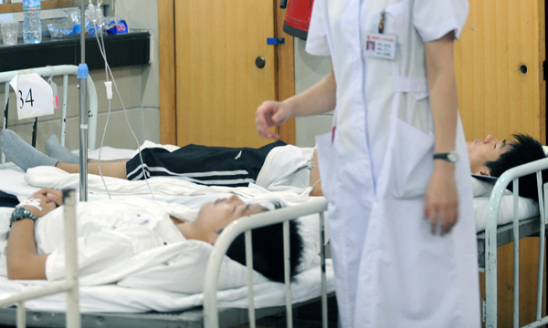 A poisoning incident has left dozens of students sick at Henan University of Technology in Zhengzhou on Friday. In the picture the poisoned students receive treatment in the local PLA No. 153 Hospital. [Photo from www.ccvic.co]