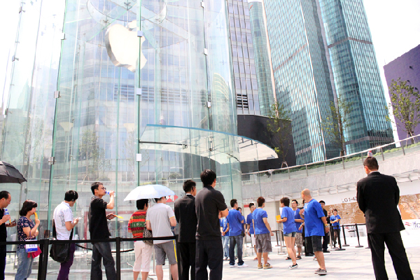 Apple fans flocked to an Apple store in Shanghai early Friday to buy the iPad.