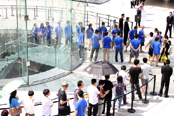 Apple fans flocked to an Apple store in Shanghai early Friday to buy the iPad.