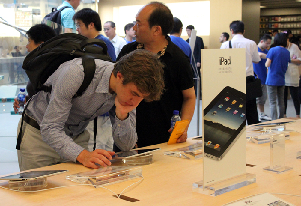 Apple fans flocked to an Apple store in Shanghai early Friday to buy the iPad.