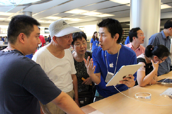 Apple fans flocked to an Apple store in Shanghai early Friday to buy the iPad.