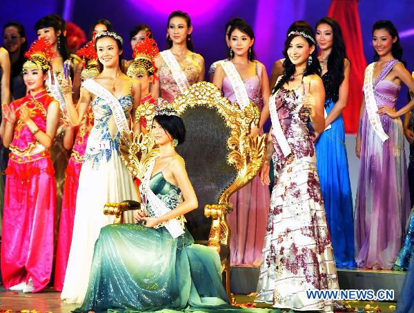 Champion Tang Xiao (C front), runner-up Ge Yihong (L front) and second runner-up Xu Jidan (R front) pose for photo at the China Pageant final of the 60th Miss World, in Shenzhen, south China&apos;s Guangdong Province, Sept. 17, 2010. [Chen Yehua/Xinhua]