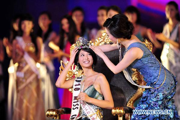 Champion Tang Xiao (C) is crowned by Yu Sheng (R), the former Miss China, at the China Pageant final of the 60th Miss World, in Shenzhen, south China&apos;s Guangdong Province, Sept. 17, 2010.[Chen Yehua/Xinhua]