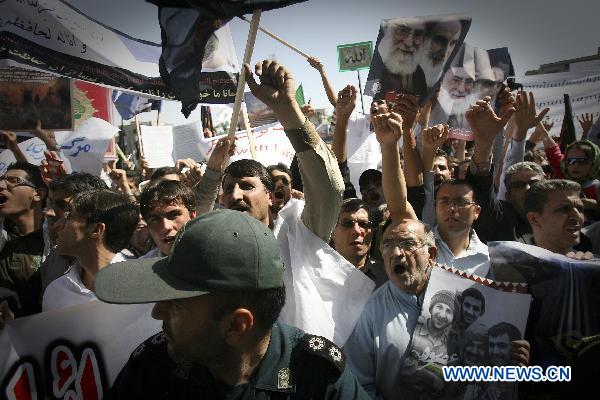 Iranians attend a protest against the threat by a U.S. pastor to burn the Muslim holy book, the Koran, after friday prayer in Tehran, capital of Iran, on Sept. 17, 2010. [Ahmad Halabisaz/Xinhua]