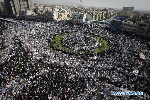 Tens of thousands of Iranians attend a protest against the threat by a U.S. pastor to burn the Muslim holy book, the Koran, after Friday prayer in Tehran, capital of Iran, on Sept. 17, 2010. [Ahmad Halabisaz/Xinhua]