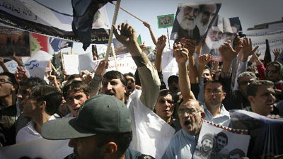 Iranians protest against Koran-burning threat