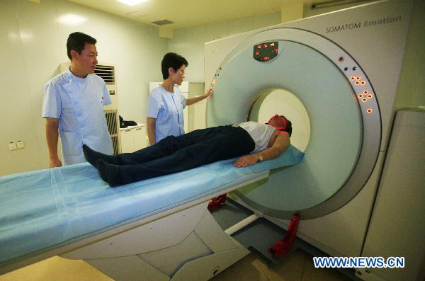 Medics provide medical service for Chinese soldiers aboard Chinese navy hospital ship Peace Ark in Gulf of Aden, Sept. 17, 2010.[Zha Chunming/Xinhua]