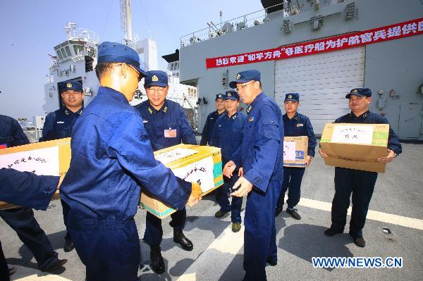 Medics distribute medicines to supply ship Weishanhu in Gulf of Aden, Sept. 17, 2010.[Zha Chunming/Xinhua]