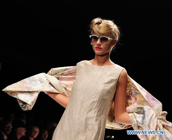 A model presents a creation of British designer Caroline Charles at London Fashion Week in London, Britain, Sept. 17, 2010. The London Fashion Week Spring/Summer 2011 collection, lasting from Sept. 17 to 22, opened in London Friday. [Zeng Yi/Xinhua]