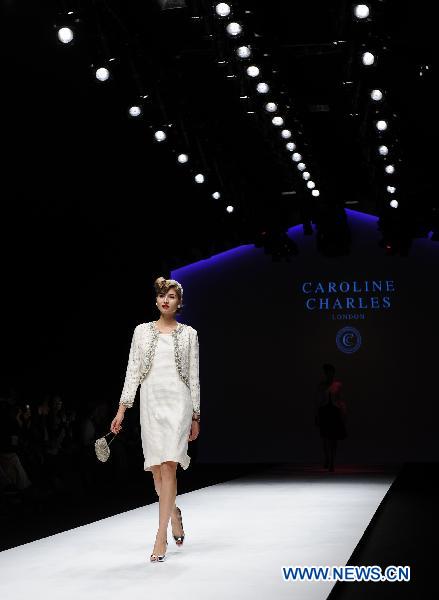 A model presents a creation of British designer Caroline Charles at London Fashion Week in London, Britain, Sept. 17, 2010. The London Fashion Week Spring/Summer 2011 collection, lasting from Sept. 17 to 22, opened in London Friday. [Zeng Yi/Xinhua]