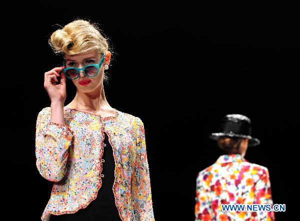 Models present creations of British designer Caroline Charles at London Fashion Week in London, Britain, Sept. 17, 2010. The London Fashion Week Spring/Summer 2011 collection, lasting from Sept. 17 to 22, opened in London Friday. [Zeng Yi/Xinhua]