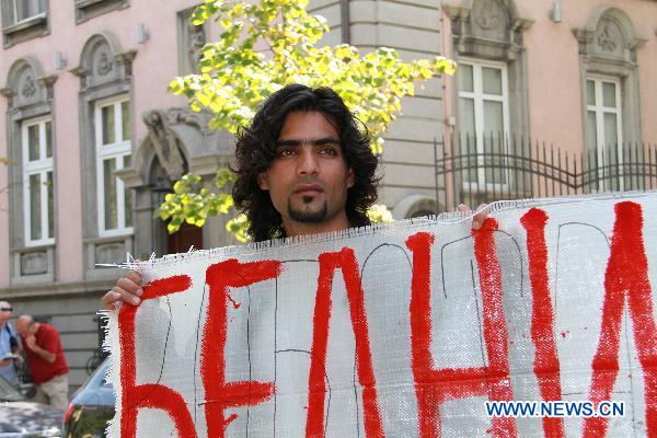 A protestor participates in a protest held by Bulgarian Roma and their supporters outside the French embassy in Bulgarian capital Sofia Sept. 18, 2010. The protestors sent French President Nicolas Sarkozy a letter demanding an immediate stop of the expulsion of Roma migrants in France. [Xie Xuemin/Xinhua]