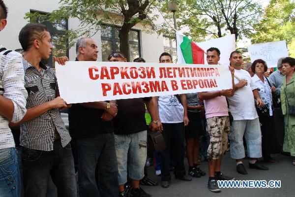 Bulgarian Roma and their supporters participate in a protest outside the French embassy in Bulgarian capital Sofia Sept. 18, 2010. [Xie Xuemin/Xinhua]