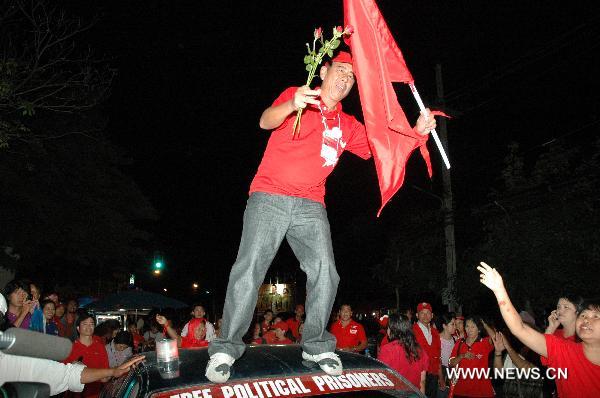 Thai anti-government 'red shirt' members from Bangkok are greeted by local supporters in Chiengmai, Thailand, Sept. 18, 2010. Thousands of 'red shirt' members from Bangkok arrived in Chiengmai Saturday night, in preparation for the next day's rally marking the 4th anniversary of the September 19, 2006 coup and demanding for the release of all political prisoners held since the coup. [Zhu Li/Xinhua]