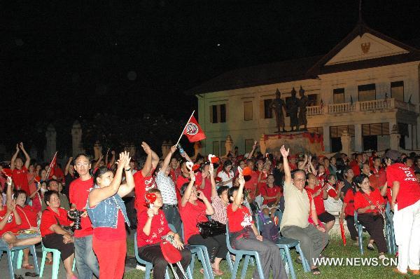 Thai anti-government 'red shirt' supporters get together to welcome 'red shirt' members from Bangkok, in Chiengmai, Thailand, Sept. 18, 2010. [Zhu Li/Xinhua]