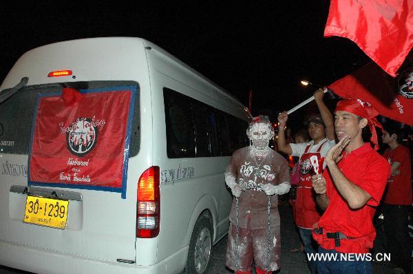 A Thai anti-government 'red shirt' supporter imitates a prisoner in Chiengmai, Thailand, Sept. 18, 2010. [Zhu Li/Xinhua]