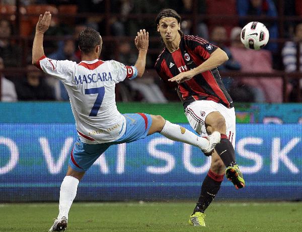 AC Milan's Zlatana Ibrahimovic (R) fights for the ball with Catania's Giuseppe Mascara during their Italian Serie A soccer match at the San Siro stadium in Milan September 18, 2010. (Xinhua/Reuters Photo)