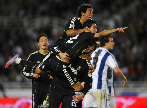 Real Madrid's players celebrate a goal against Real Sociedad during their Spanish First Division soccer match at the Anoeta stadium in San Sebastian September 18, 2010. (Xinhua/Reuters Photo)