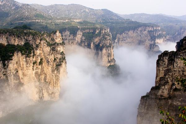 Photo taken on Sept. 18, 2010 shows the scenery at the Shenlongwan scenic spot in Pingshun County, north China's Shanxi Province. [Xinhua/Zheng Huansong]