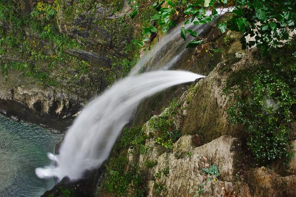 Photo taken on Sept. 18, 2010 shows the scenery at the Shenlongwan scenic spot in Pingshun County, north China's Shanxi Province. [Xinhua/Zheng Huansong]