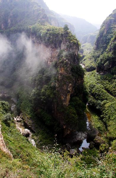 Photo taken on Sept. 18, 2010 shows the scenery at the Shenlongwan scenic spot in Pingshun County, north China's Shanxi Province. [Xinhua/Zheng Huansong] 