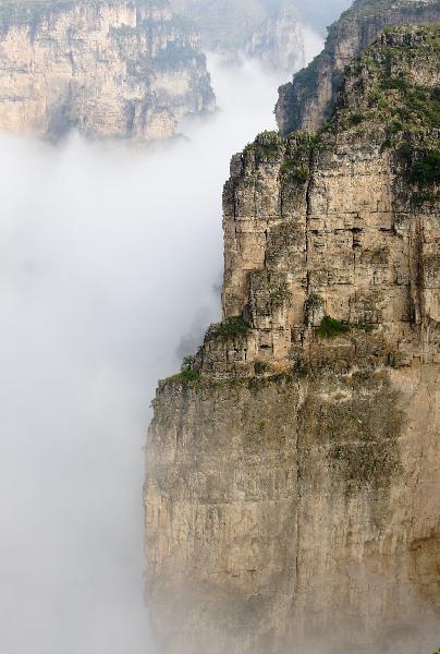 Photo taken on Sept. 18, 2010 shows the scenery at the Shenlongwan scenic spot in Pingshun County, north China's Shanxi Province. [Xinhua/Zheng Huansong] 