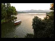 A boat sails at the Maojiabu scenic spot on the West Lake in Hangzhou, capital of east China's Zhejiang Province, Sept. 17, 2010. [Xinhua/Tan Jin]