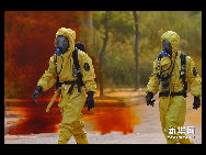 Two firemen in chemical-proof suits enter the accident spot.Dark red and yellow toxic fumes blanketed streets in Jinhua city in east China's Zhejiang Province on Friday after eight tons of highly corrosive acid leaked from an abandoned chemical plant, Xinhua News Agency reports.[Photo: Xinhua]  