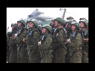 Russian soldiers wait for orders during an exercise of 'Peace Mission 2010' joint anti-terror drills conducted by five Shanghai Cooperation Organization (SCO) member states in Matybulak Range of Kazakhstan, Sept. 18, 2010. Troops from five SCO countries launched the first live firing drill Friday in the southern Kazakh training ground. [Sohu]