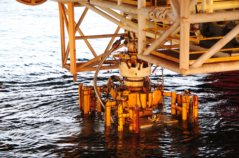 Photo taken on Sept. 4, 2010 and released on Sept. 5 show the damaged Blow Out Preventer (BOP) from the Deepwater Horizon oil rig being pull out by the Q4000 vessel in the Gulf of Mexico. [Xinhua File Photo]