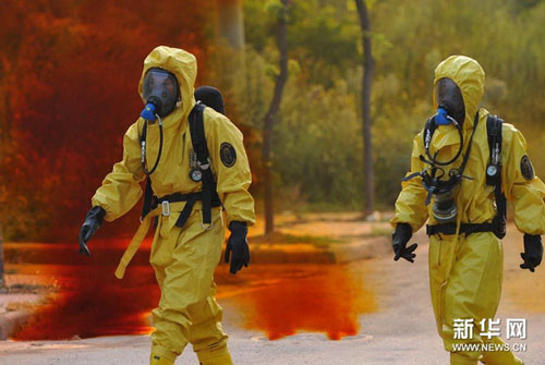Two firemen in chemical-proof suits enter the accident spot.[Xinhua] 