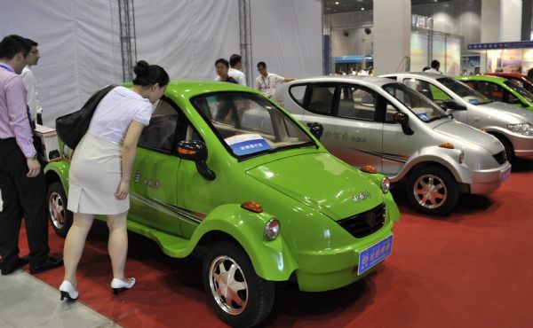 Visitors view electric cars at the 2nd China (Wuxi) Renewable Energy Conference and Solar Power Exhibition held in Wuxi City, east China&apos;s Jiangsu Province, Sept. 17, 2010. The 2nd China (Wuxi) Renewable Energy Conference and Solar Power Exhibition kicked off on Friday. Over 100 companies and institutes of renewable energy displayed advanced technology and products in the exhibition.