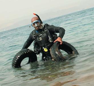 Diver with the Royal Marine Conservation Society of Jordan removes old tires from the Gulf of Aqaba. September 2009. 