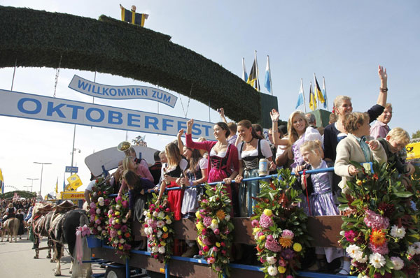 People in traditional Bavarian clothes take part in the Parade of the Landlords and Breweries during the opening of the 177th Oktoberfest in Munich Sept 18, 2010.[China Daily/Agencies] 