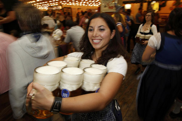 A waitress serves beer during the opening day of the 177th Oktoberfest in Munich Sept 18, 2010.[China Daily/Agencies]