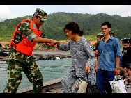 Armed police transfer fishmen away from the coast in Lianjiang County, southeast China's Fujian Province, Sept. 19, 2010. [Xinhua]  