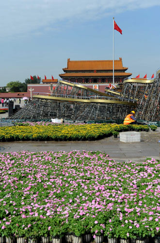 Workers decorate Tiananmen Square with flowers for the upcoming National Day that falls on Oct 1, in Beijing, Sept 19, 2010. [Xinhua]